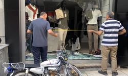 Otomobille çarpışan motosiklet mağazaya girdi 1 yaralı