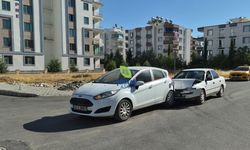 İki otomobil çarpıştı 1 kişi yaralandı