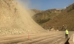Dağdan indirilen kaya parçaları ulaşımı aksattı