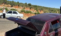 Otomobil refüje çarptı 3 kişi yaralandı