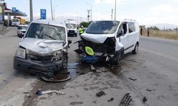 İki hafif ticari aracın çarpıştığı kazada 8 kişi yaralandı