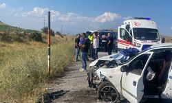 İki otomobil çarpıştı 6 kişi yaralandı