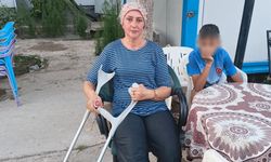 Başıboş köpeklerin kovaladığı anne-oğul düşerek yaralandı
