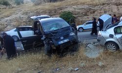 İki otomobil çarpıştı 9 kişi yaralandı