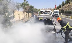 Seyir halindeki otomobil alev alev yandı