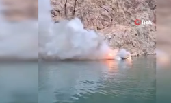 Nehir üzerinde tekne alev alev yandı