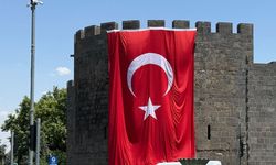 Diyarbakır surlarına dev Türk bayrağı asıldı