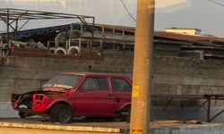 Çatıdaki Pembe Otomobil Görenleri Şaşırtıyor