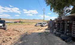 Saman yüklü tır devrildi, balyalar yola savruldu