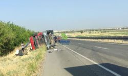 TIR devrildi, sürücüsü yaralandı