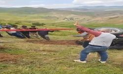 Devrilen traktör için köylüler seferber oldu