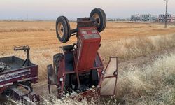 Devrilen traktörün sürücüsü burnu bile kanamadan kurtuldu