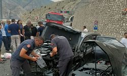 Otomobiller kafa kafaya çarpıştı, 4 yaralı