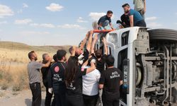 Cizre'de TIR Devrildi, Sürücü Kabinde Sıkıştı