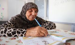 Hayalini kurduğu okuma-yazmayı 78 yaşında öğrendi