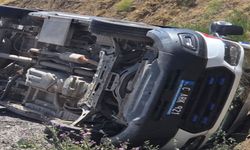 Hastaya giden ambulans devrildi