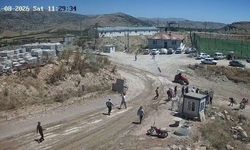 Saldırıdan kurtulmak için traktörü grubun üzerine sürdü