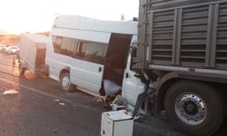 Tarım işçilerini taşıyan minibüs tıra çarptı: Yaralılar var