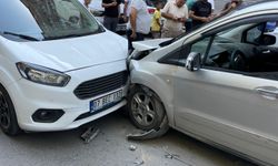 İki hafif ticari araç kafa kafaya çarpıştı: 1 yaralı
