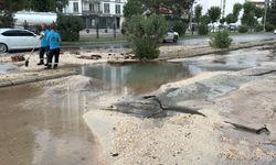 Patlayan su hattı yolu çökertti: Otomobil çukura düştü