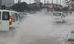 Sağanak sonrası toprak kayması yollar kapandı