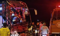 Yolcu otobüsü tırla çarpıştı: 2 ölü, 22 yaralı