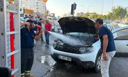 Seyir halindeki araç alev alev yandı