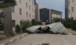 Şiddetli fırtına çatıları uçurdu