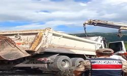 Asfalt yüklü kamyon devrildi kara yolu ulaşıma kapatıldı
