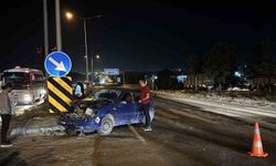 Kırmızı ışıkta geçen otomobil kamyonla çarpıştı