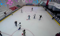 Çocuklar yaz tatilinin son günlerini buz pistinde geçiriyor