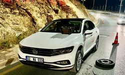 Çukura giren araçların lastikleri patladı