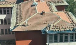 İşçiler, güvenlik önlemi almadan çatıyı tamir etti