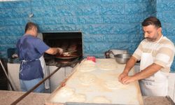 Cizre'de fırın ustaları 80 derecede ekmek üretiyor