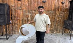 Düğünde ilginç anlar davulunu kırıp paraları topladı
