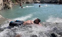 40 derece sıcakta dereyi kesip havuz yaptılar