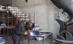 İranlı sanatçı atık metalden inci kefali tasarladı