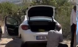 Şarampole giren otomobil halatla kurtarıldı