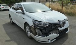 Motosiklet ile otomobil çarpıştı 2 yaralı