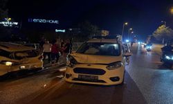 Hafif ticari araç otomobile çarptı 7 yaralı