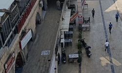 Polis aracının camını bıçakla kırıp ekiplere saldırdı
