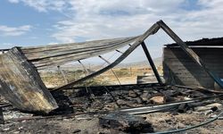 Köy evi ve traktör yangında kullanılamaz hale geldi