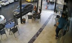Otomobilin kafenin girişine çarptığı anlar kamerada