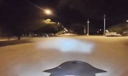 İki motosikletin çarpışma anı kask kamerasına yansıdı