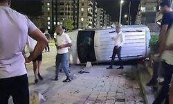 Siirt’te araç kaldırıma çıkıp yan yattı