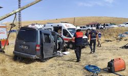 Hafif ticari araç tarlaya uçtu:5 yaralı