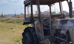 Bir traktör alev alarak tamamen yandı