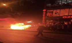 İş yeri önünde korkutan yangın söndürüldü