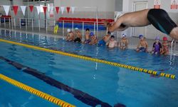 Yüzme havuzunda geleceğin sporcuları yetişiyor