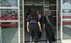 Motosiklet yayalara çarptı 2 yaralı